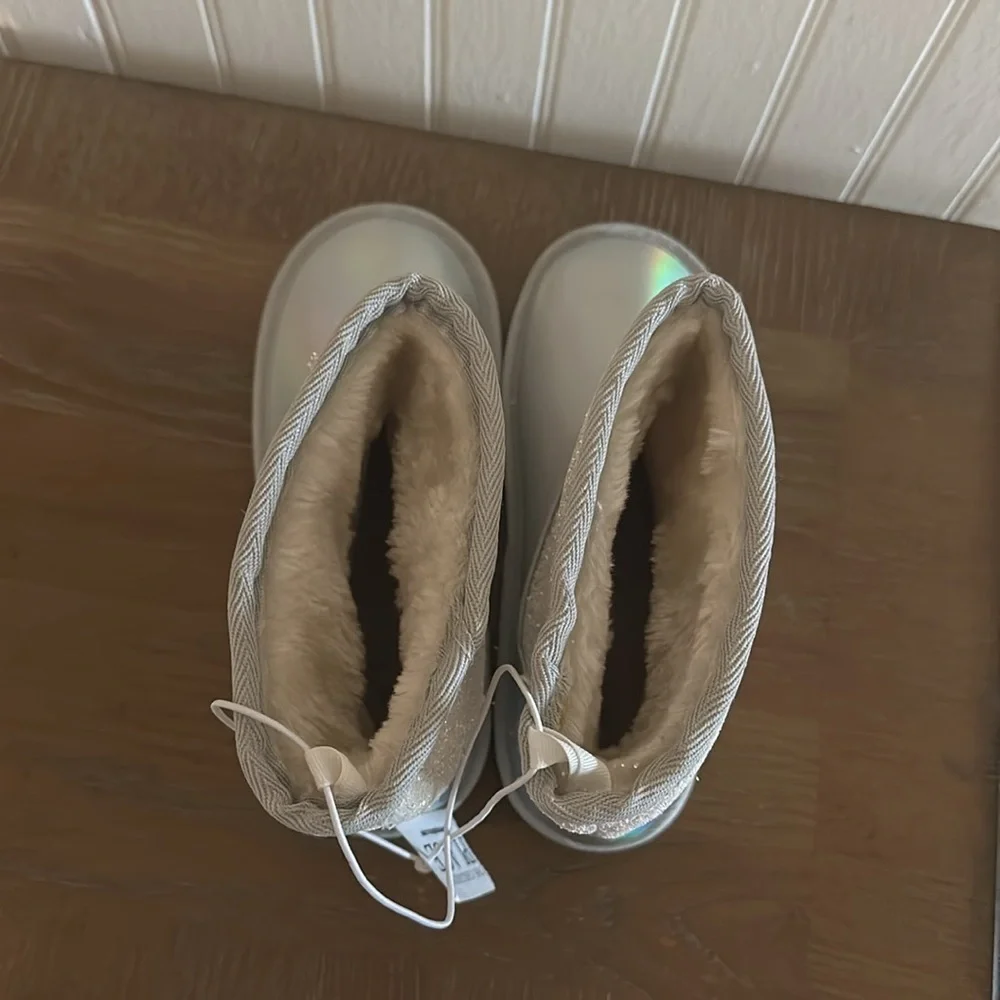 The Childrens Place Sz 5 Y Chalet Boots Faux Fur Lined Silver Holographic Emoji